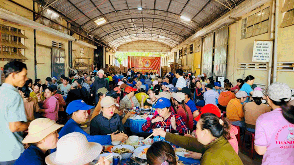 Hang tram cong nhan lao dong sum vay, tro chuyen rom ra ben bua com tai nha may. Anh: Thanh Tuan