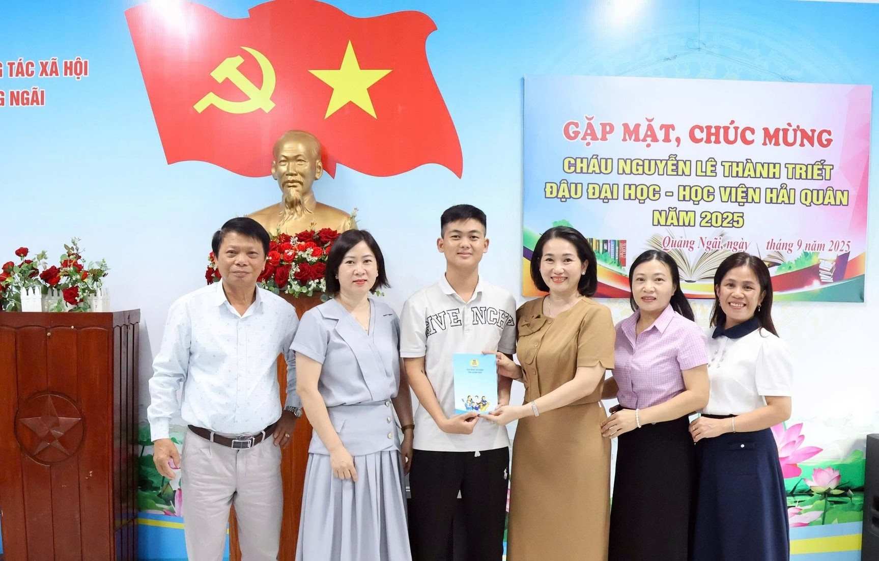 Ms. Nguyen Thi Anh Lan - President of the Quang Ngai Provincial Labor Federation (3rd from right) presented gifts to Nguyen Le Thanh Triet, an orphaned student being raised at the Provincial Social Work Center (recently admitted to the Navy Academy under the Ministry of National Defense). Photo: Quang Ngai Trade Union