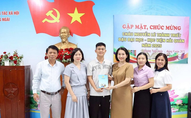 Ms. Nguyen Thi Anh Lan - President of the Quang Ngai Provincial Labor Federation (3rd from right) presented gifts to Nguyen Le Thanh Triet, an orphaned student being raised at the Provincial Social Work Center (recently admitted to the Navy Academy under the Ministry of National Defense). Photo: Quang Ngai Trade Union