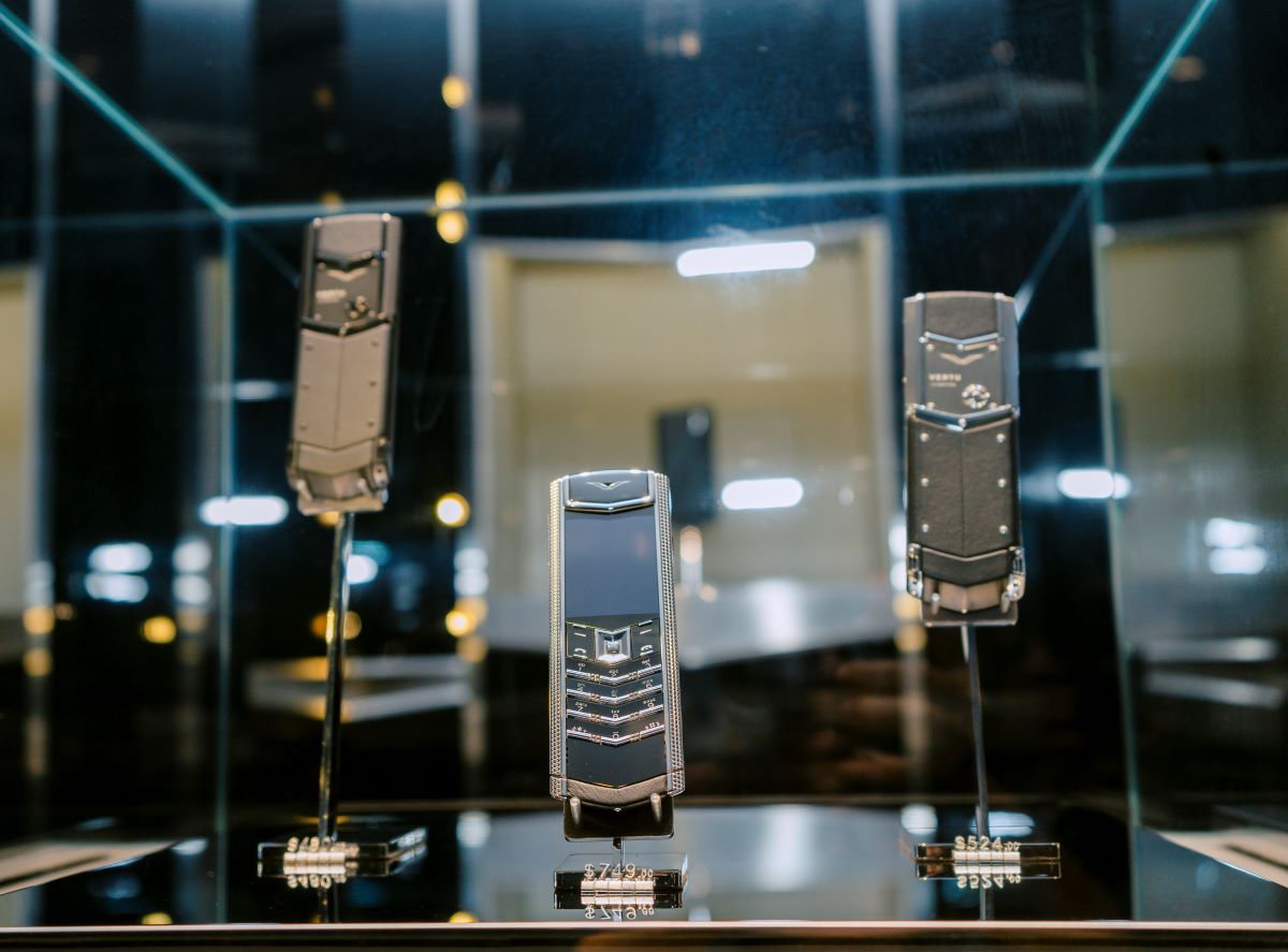 Vietnamese people spend heavily on luxury technology, Vertu Signature V 4G is included in the gift list. Photo: Vertu Vietnam