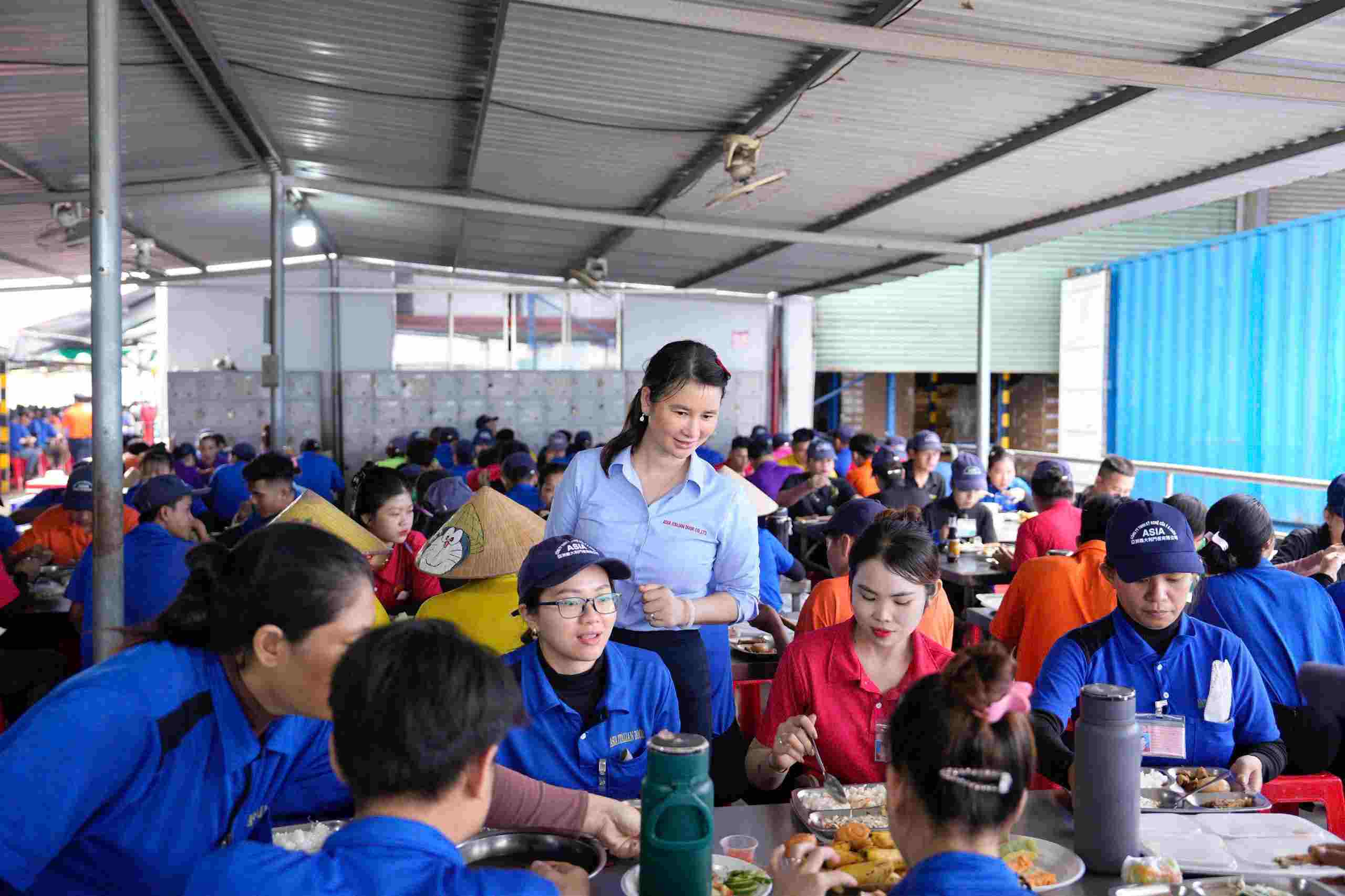 Cua Y A Chau 기술 유한 회사의 식당은 깨끗하고 아름답고 통풍이 잘 되도록 업그레이드되고 있습니다. 사진: 노동조합 제공
