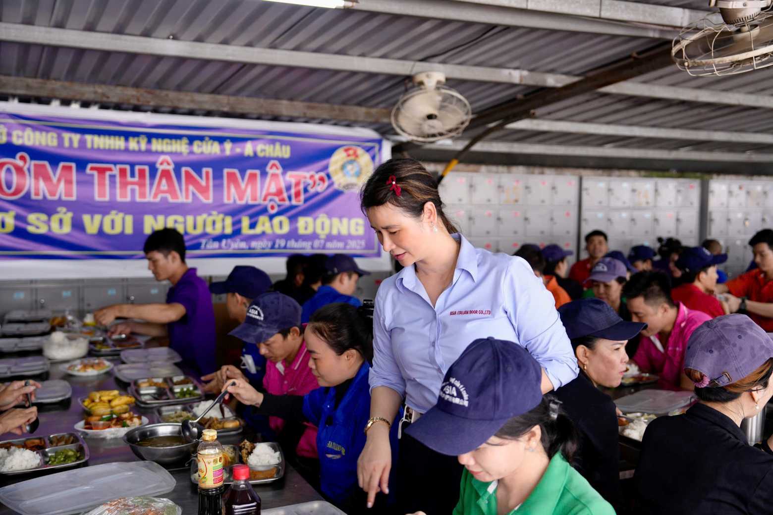 Ba Le Thi Huong - Chu tich CDCS cong ty tham hoi, dong vien cong nhan lao dong trong nhung “bua com than mat“. Anh: CDCS cung cap