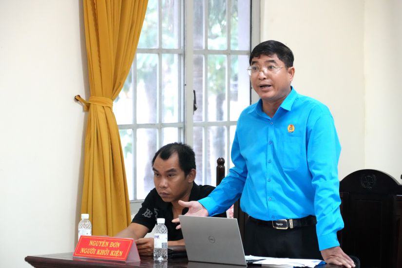 M. Nguyen Trung Ngan (en tenant) presente un argument pour defendre les droits des ouvriers victimes d'accidents du travail lors de l'audience. Photo : Thanh An