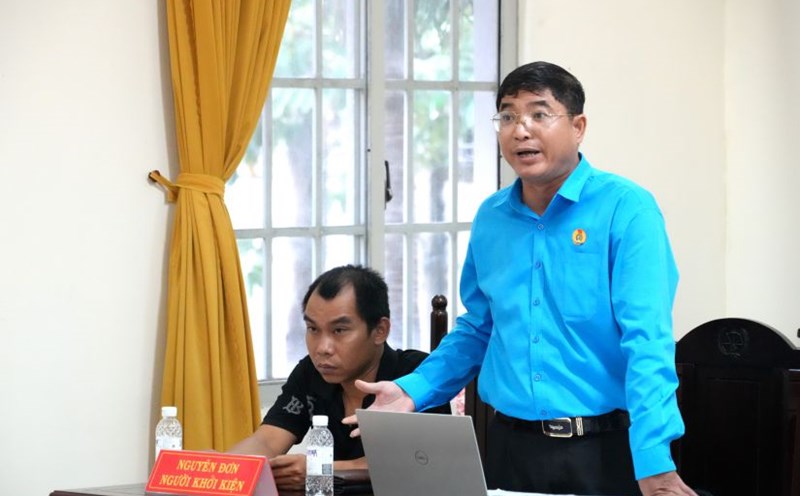 Mr. Nguyen Trung Ngan (standing) presented a case to protect the rights of workers in work-related accidents in court. Photo: Thanh An