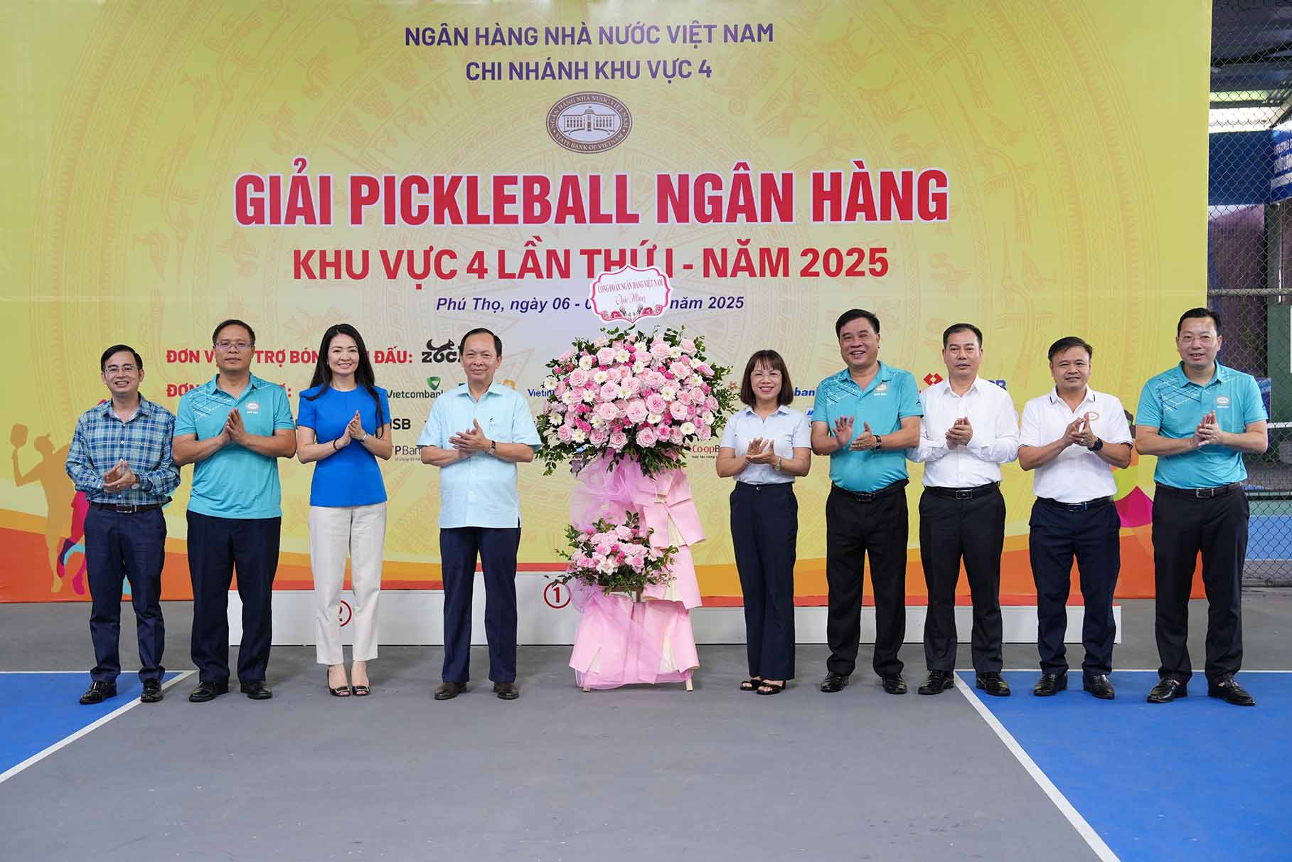 M. Dao Minh Tu vice-gouverneur permanent de la Banque d'Etat participe a la ceremonie de cloture et de remise des prix du premier tournoi de pickleball de la Banque d'Etat de la region 4 en 2025. Photo : Huong Giang