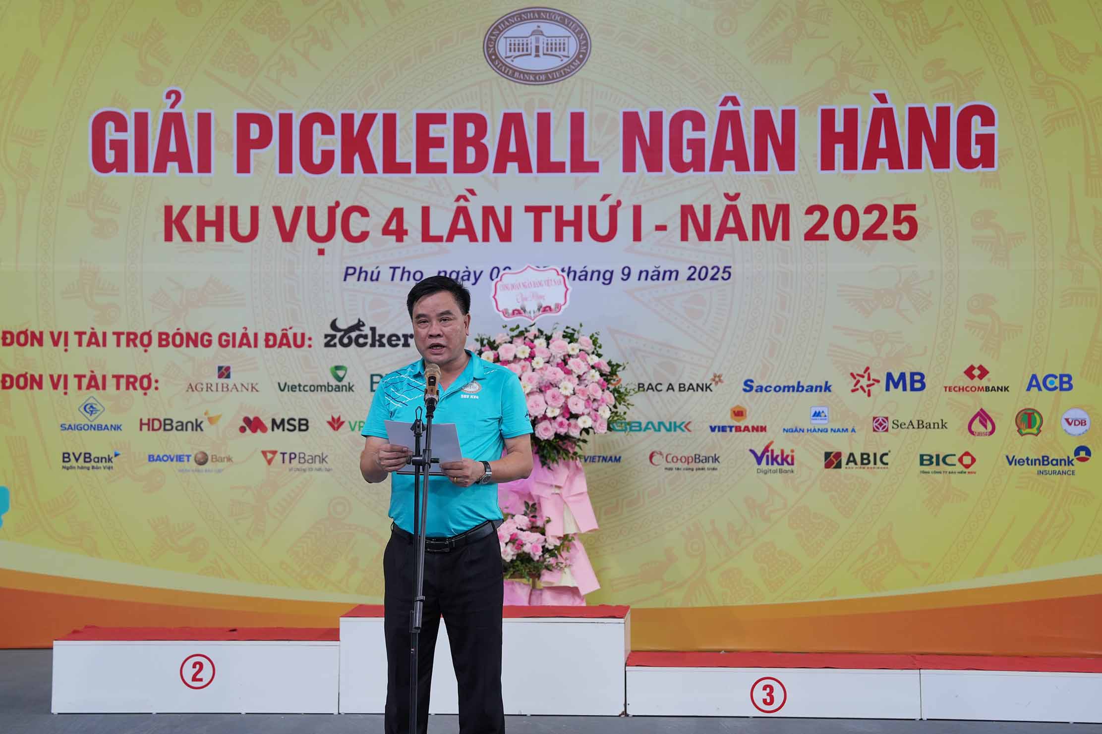 Pho Giam doc NHNN chi nhanh Khu vuc 4 Nguyen Quoc Tung, phat bieu be mac giai dau. Anh: Huong Giang