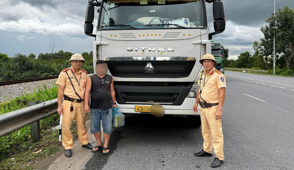 Tài xế điều khiển xe container bị phát hiện vận chuyển 4 hộp pháo lậu. Ảnh: Công an Quảng Trị