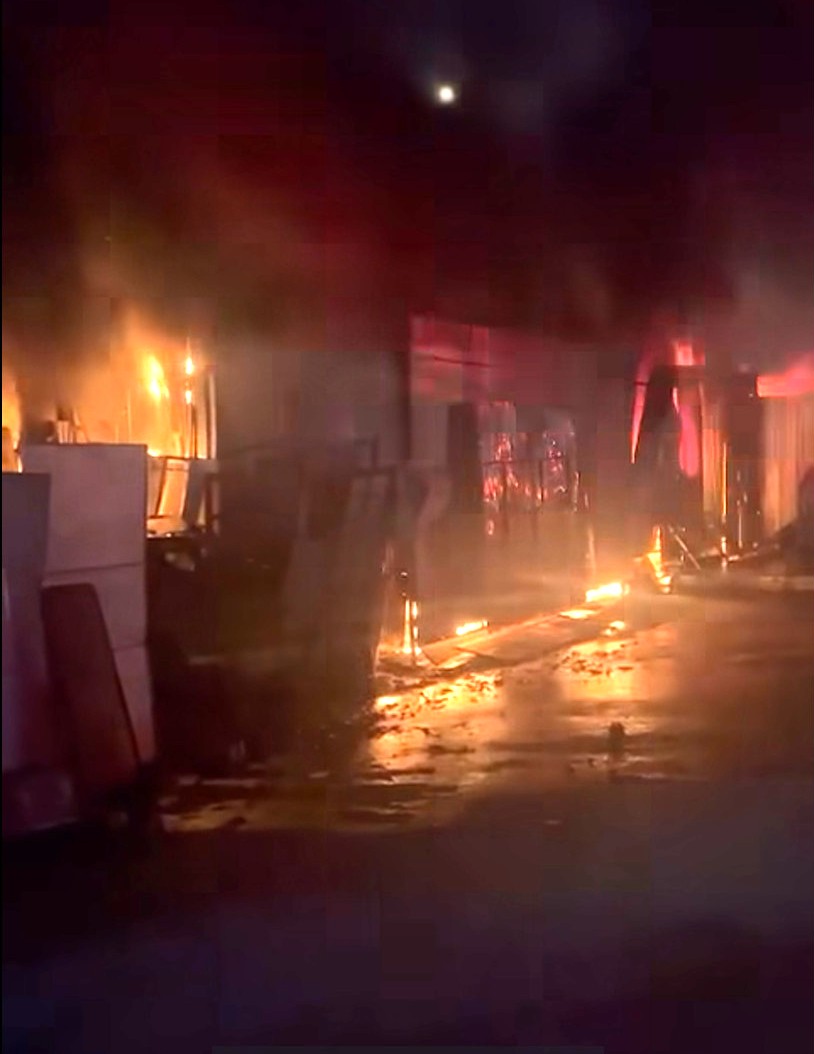 Un grand incendie s'est declare dans la zone du viaduc de la route nationale 1A traversant le quartier de Vinh Hung a Nghe An. Photo : Ngoc Anh