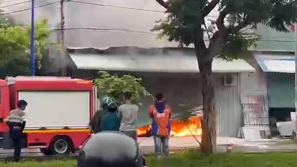 Scene de l'incendie d'un entrepot sous la pluie a Ho Chi Minh-Ville de nombreux biens brûles. Photo : Dong Hoang