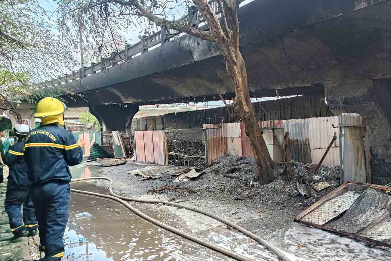 Scene de l'incendie du parking au pied du pont Vinh Tuy le 30 août. Photo : Police de Hanoï