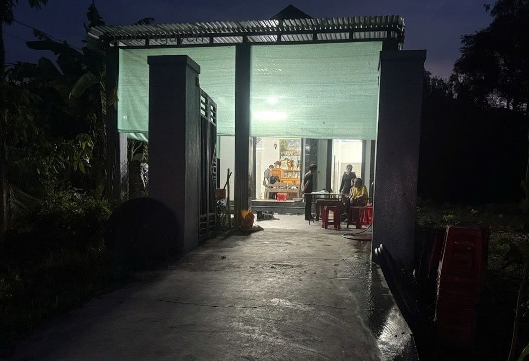 Apres son deces le corps de M. L a ete ramene par sa famille pour etre enterre selon les coutumes locales. Photo : Tran Chau