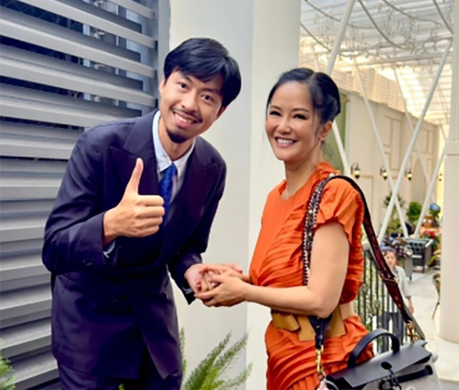 Den Vau khom nguoi khi chup hinh cung diva Hong Nhung. Anh: Nhan vat cung cap