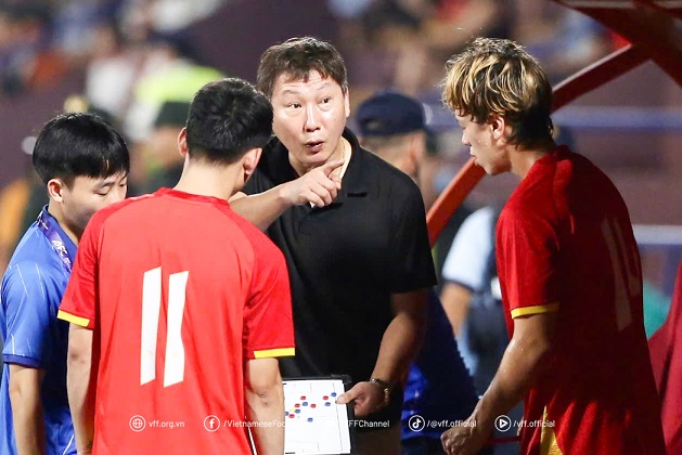 Hon ai het, huan luyen vien Kim Sang-sik luon dat niem tin va su hai long vao cac hoc tro cua minh qua tung tran dau. Anh: VFF
