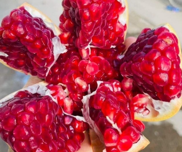 Pomegranate is a fruit that can help lower blood pressure. Photo: Kieu Vu