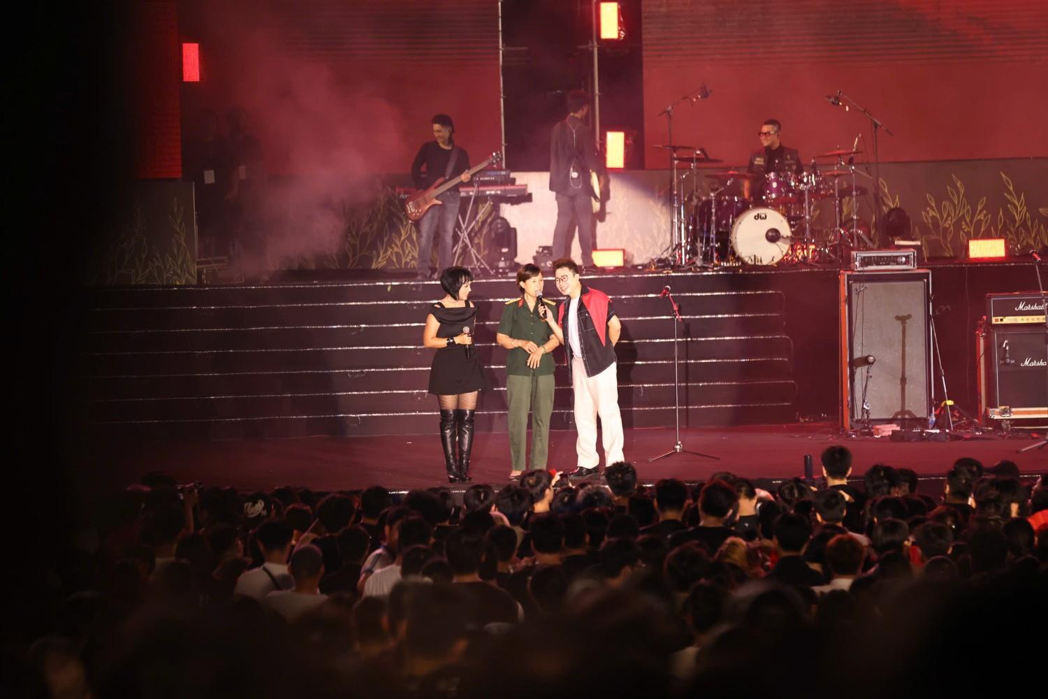 Cuu chien binh mang toi concert ca khuc “Hanh khuc ngay va dem“. Anh: Ban to chuc