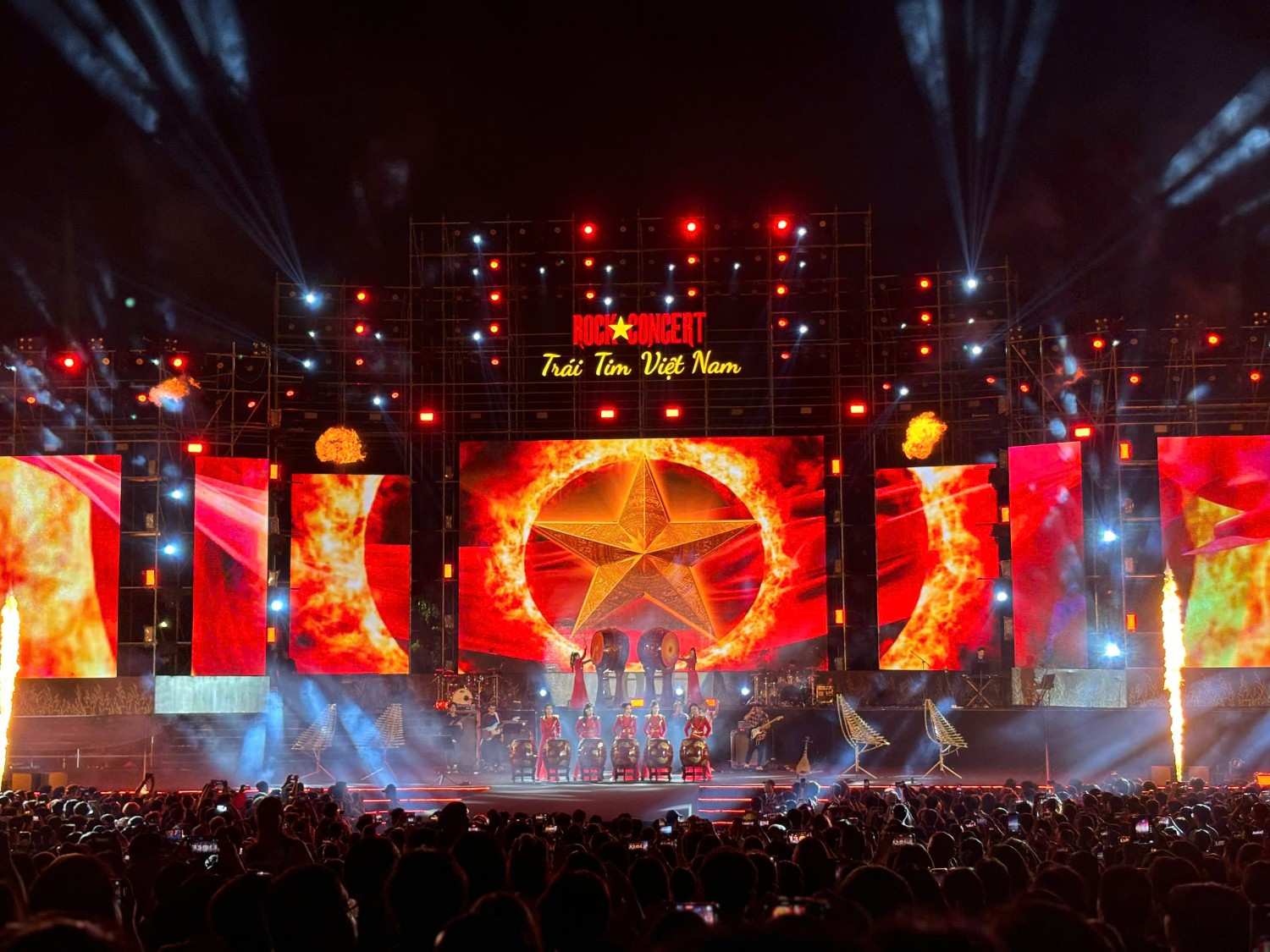 Rock concert mo dau voi ca khuc “Len dang“. Anh: BTC
