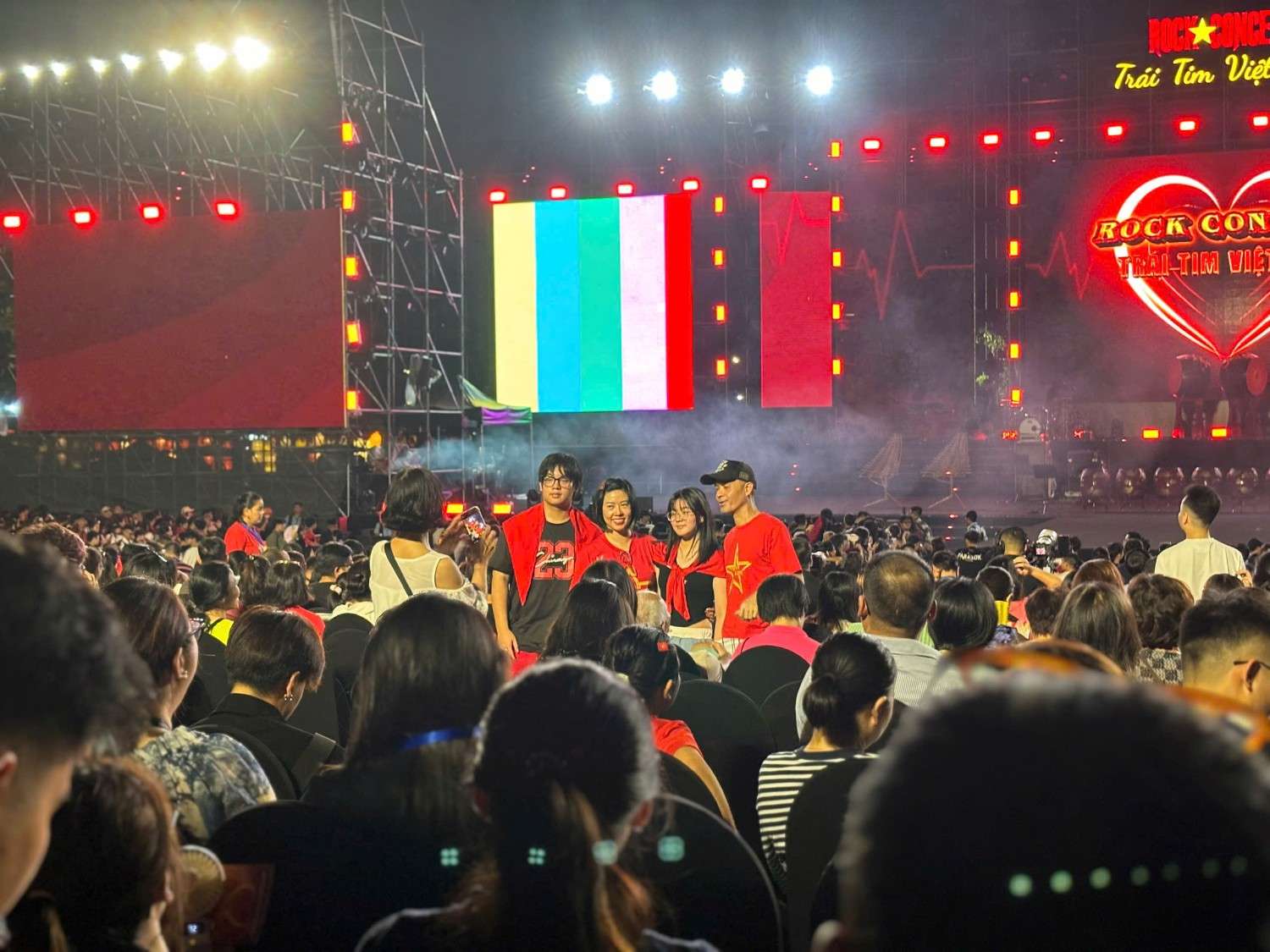 Gia dinh the hien tinh yeu dat nuoc tai “Rock concert - Trai tim Viet Nam“. Anh: Nguyen Dat