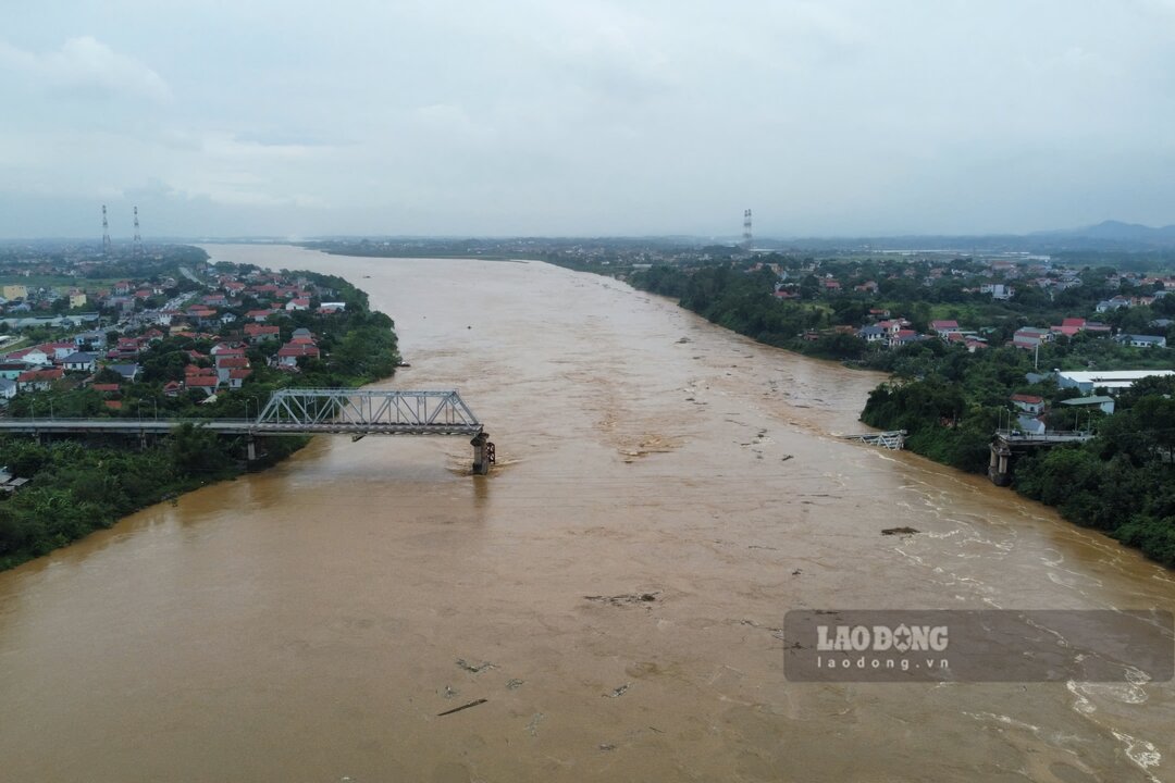 Den khoang 10h2' ngay 9.9.2024, cau Phong Chau tren Quoc lo 32 noi 2 huyen Tam Nong va Lam Thao (2 huyen cua tinh Phu Tho cu) bi sap nhip, cuon troi tru T7 va 2 nhip dan chinh.