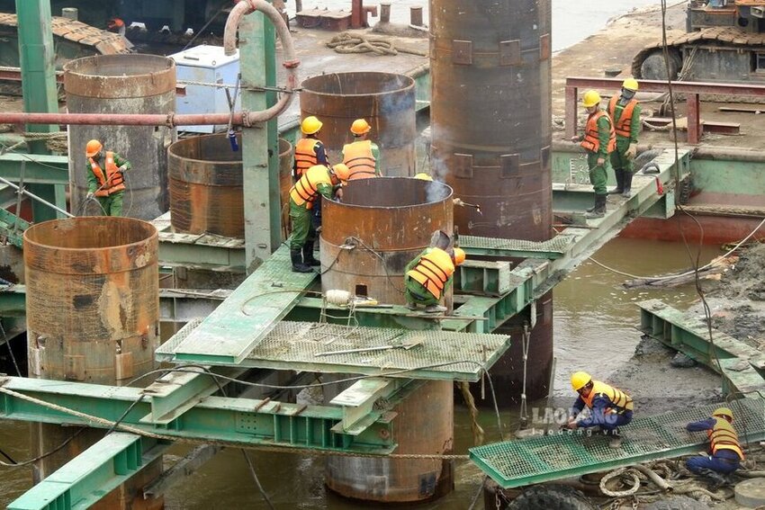 Den thang 2.2025, hang muc coc khoan nhoi - mot trong nhung hang muc quan trong nhat cua cong trinh, gom 74 mui khoan coc nhoi ca tren bo va duoi song da hoan thanh vuot tien do, dap ung yeu cau ky thuat nghiem ngat.