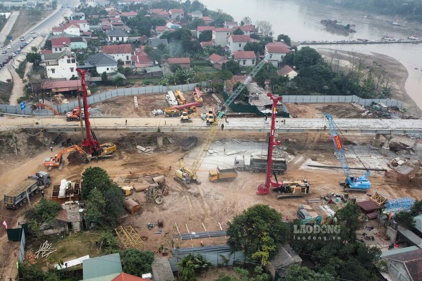 Den ngay 21.12.2024, sau khi Du an dau tu xay dung cau Phong Chau moi - Quoc lo 32C, tinh Phu Tho duoc phat lenh khoi cong, nhan luc va phuong tien duoc huy dong toi da den cong truong.