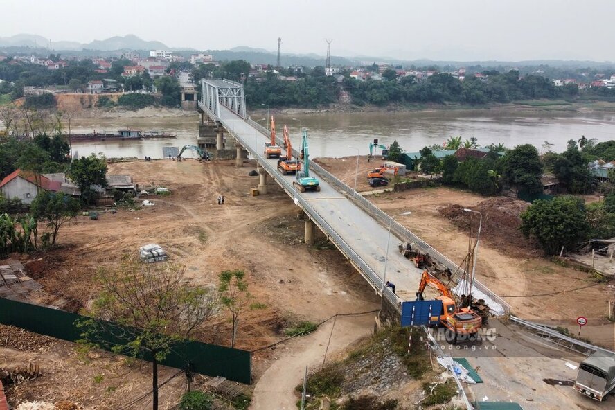 Den thang 10.2024, ngay sau khi duoc giao nhiem vu xay dung cau Phong Chau moi, Ban Quan ly du an Thang Long (Chu dau tu) cung Tong Cong ty Xay dung Truong Son (don vi thi cong) da khan truong huy dong nhan luc, phuong tien de trien khai cac cong viec.