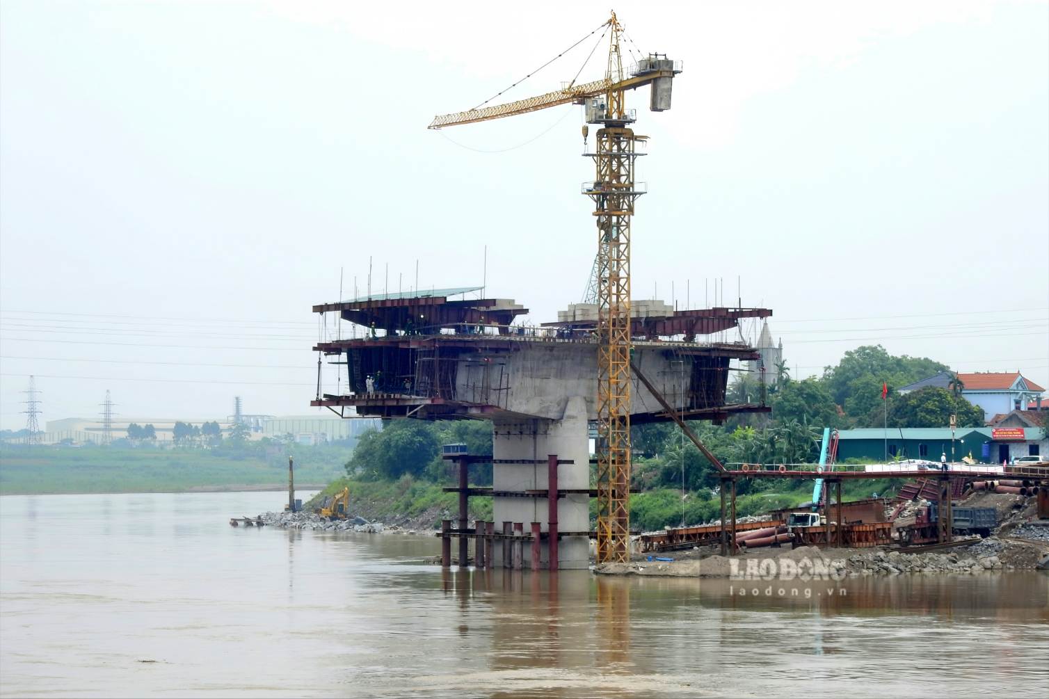 Trong thang 4, 5, 6, 7.2025, don vi thi cong da do betong 6 tru cau, do betong xa mu tru, trien khai cac hang muc lao lap dam va do betong ban mat cau.