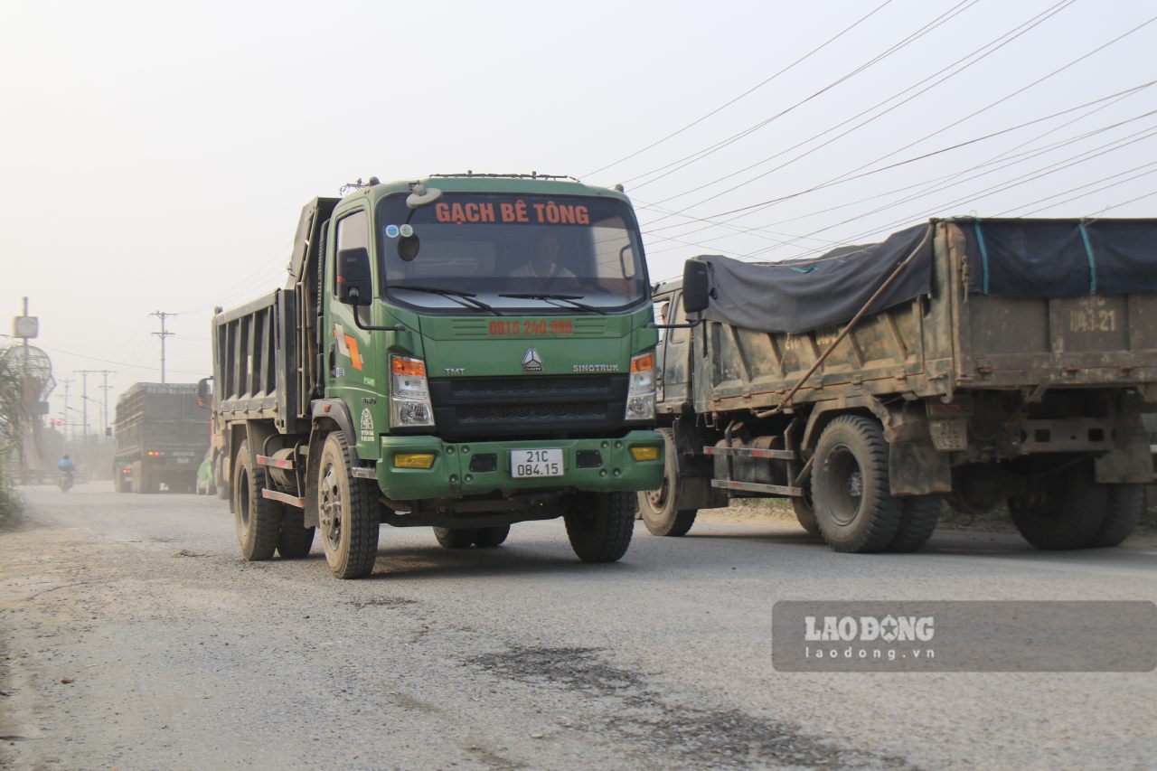 Đường Hương Lý đi cầu Văn Phú bị xuống cấp nhiều năm chưa được sửa chữa. Ảnh: Văn Đức.