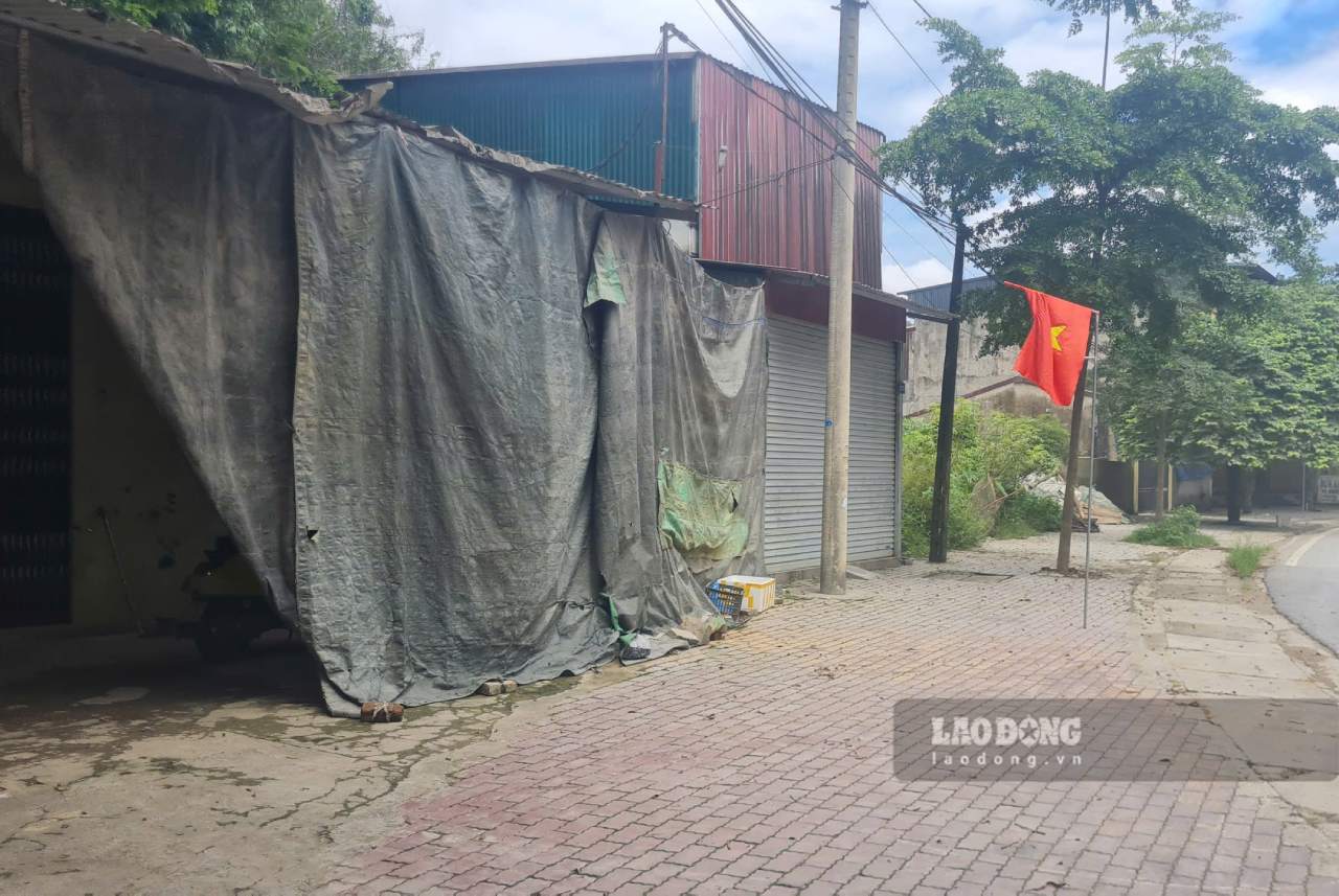 Người dân sống 2 bên đường đã nhiều năm nay phải che bạt chống bụi nhưng vẫn bị phủ. Ảnh: Văn Đức