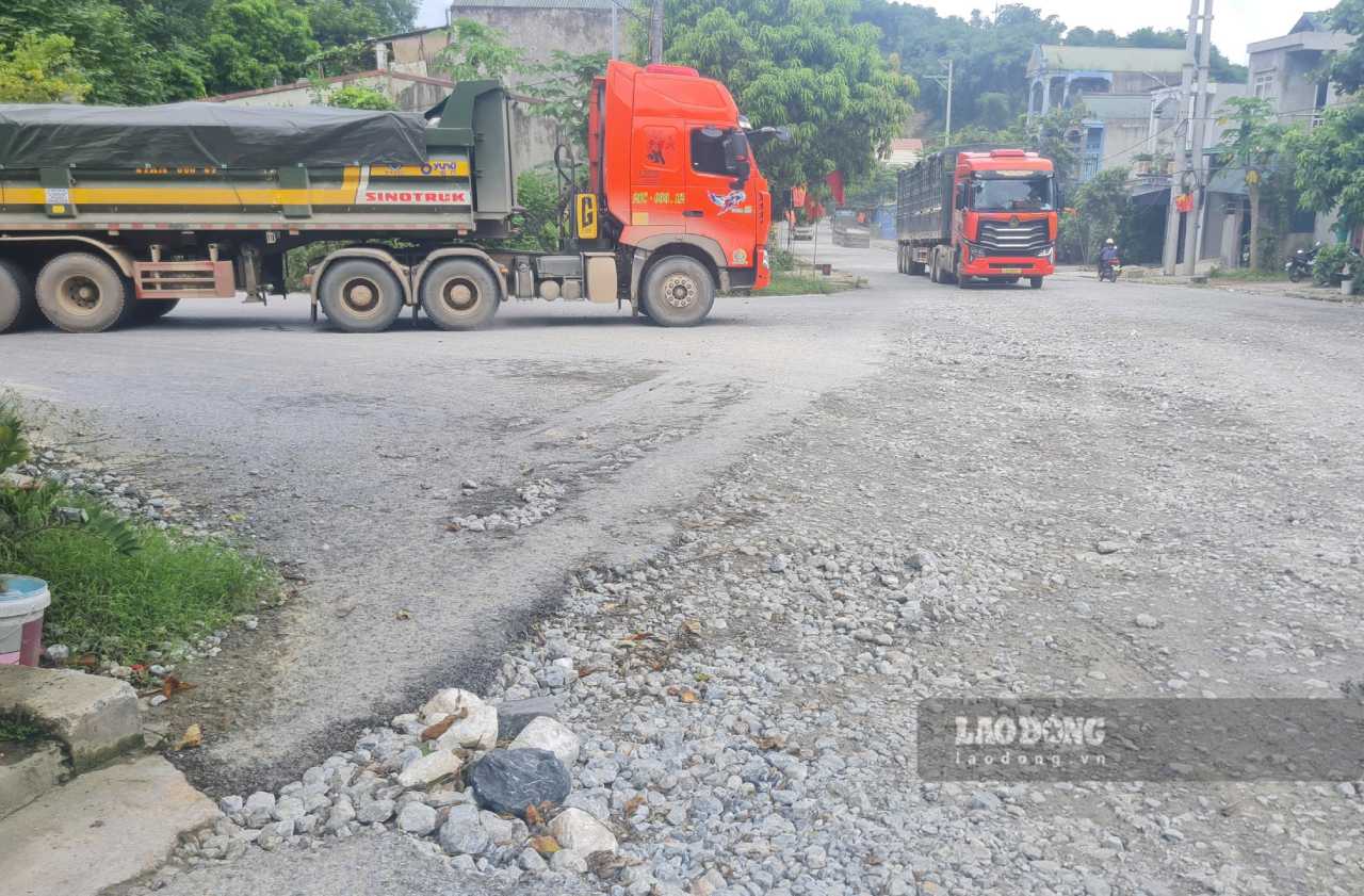 Đường Hương Lý đi cầu Văn Phú hàng ngày phải gánh hàng trăm lượt xe tải trọng lớn qua lại. Ảnh: Văn Đức