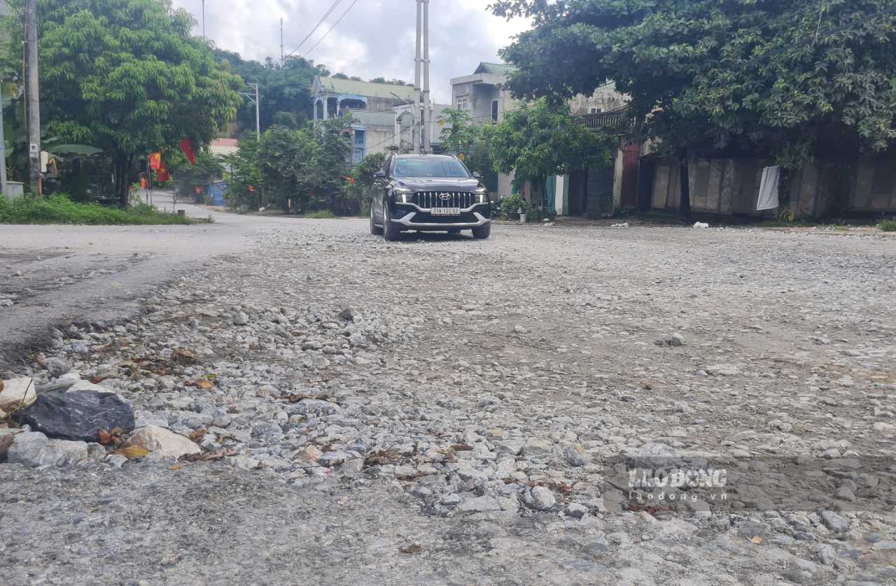 Tuyến đường trở thành nỗi ám ảnh của người dân từ nhiều năm nay. Ảnh: Văn Đức.