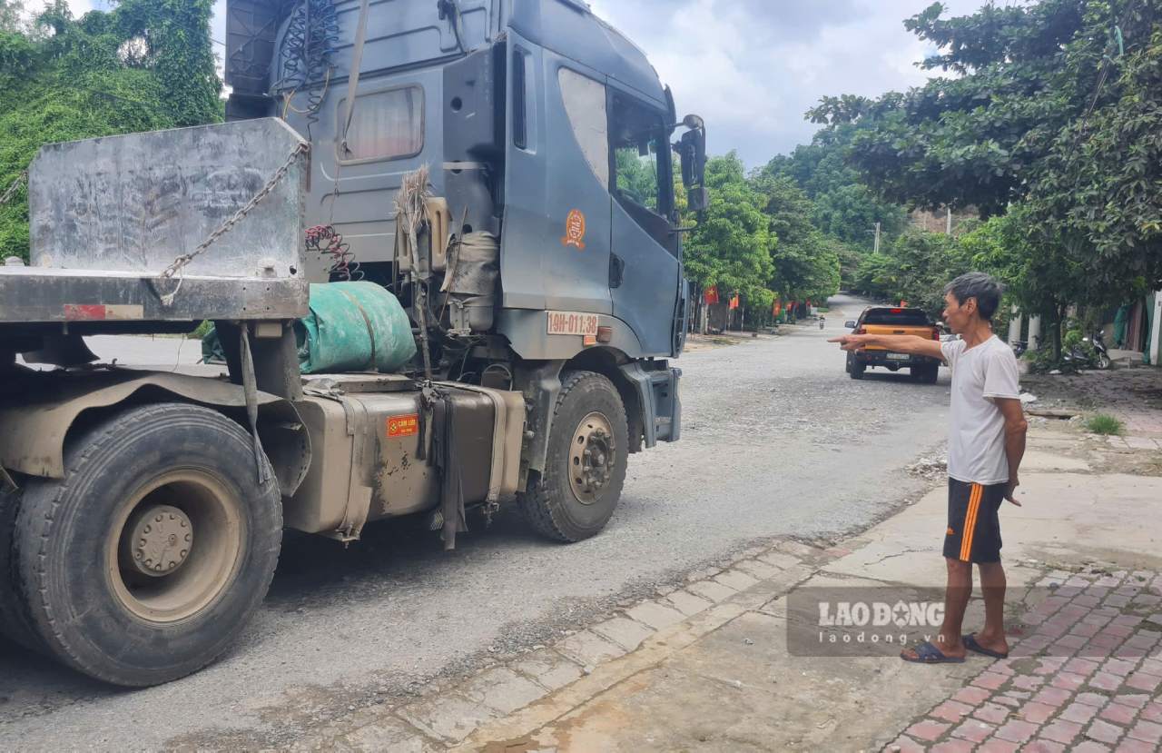 Đường xuống cấp, nền đường đá lởm chởm khiến một số nhà dân bị đá văng gây hư hỏng. Ảnh: Văn Đức