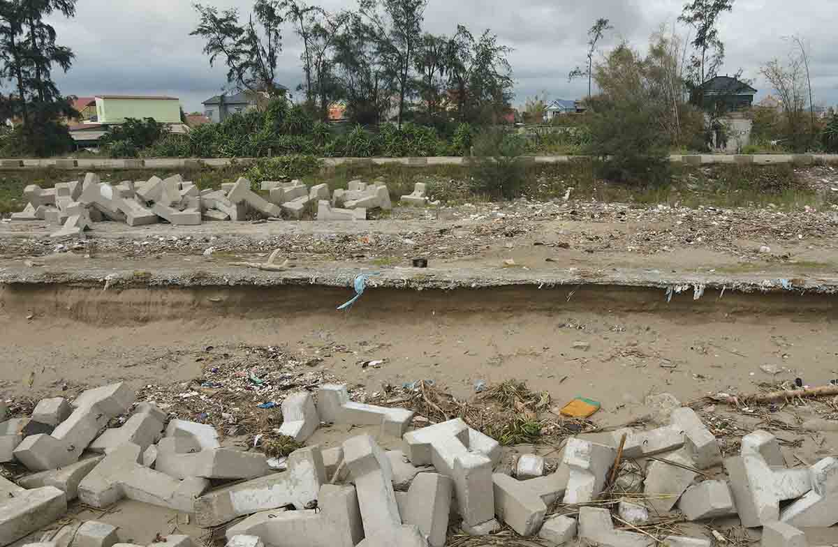 Sat lo tien sat den de Hoi Thong, de doa den khu dan cu ben trong de. Anh: Tran Tuan.