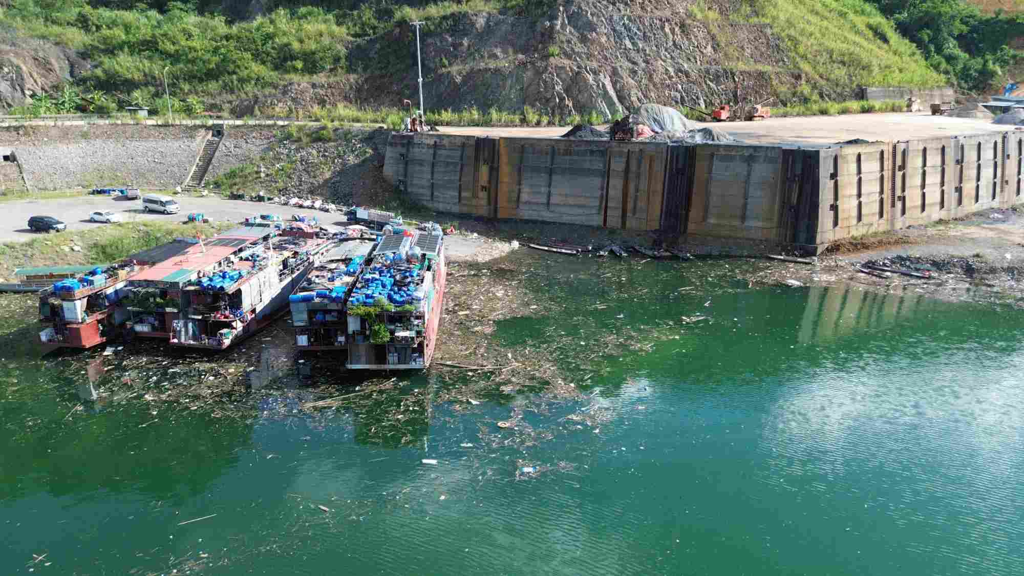 住民の多くの養殖小屋がゴミに囲まれています。写真:Dang Tinh