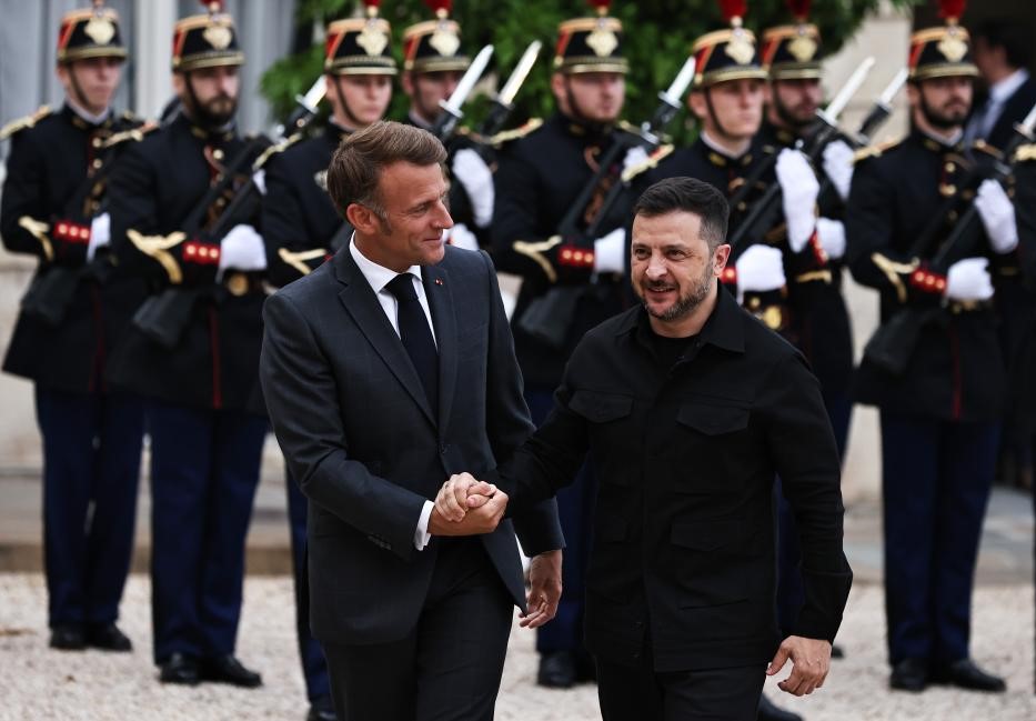 에마뉘엘 마크롱 프랑스 대통령이 2025년 9월 3일 파리 엘리제 궁전에서 볼로디미르 젤렌스키 우크라이나 대통령을 환영하고 있습니다. 사진: 신화통신