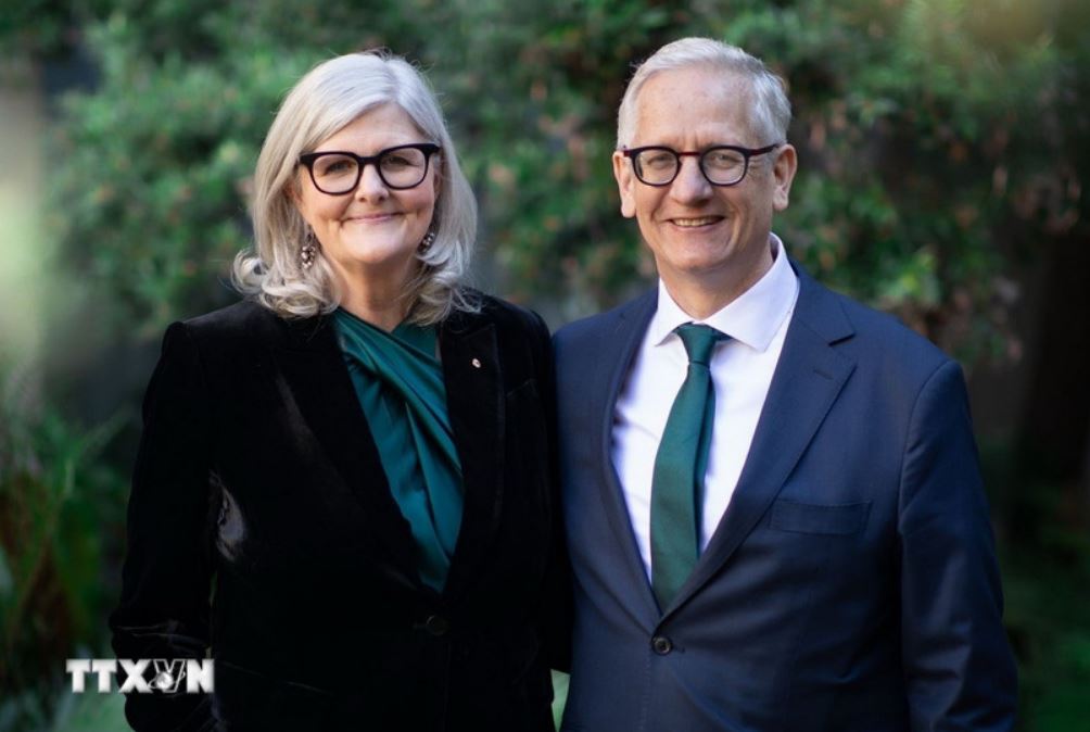 Australie Sam Mostyn et Beckett SC. Photo: VNA