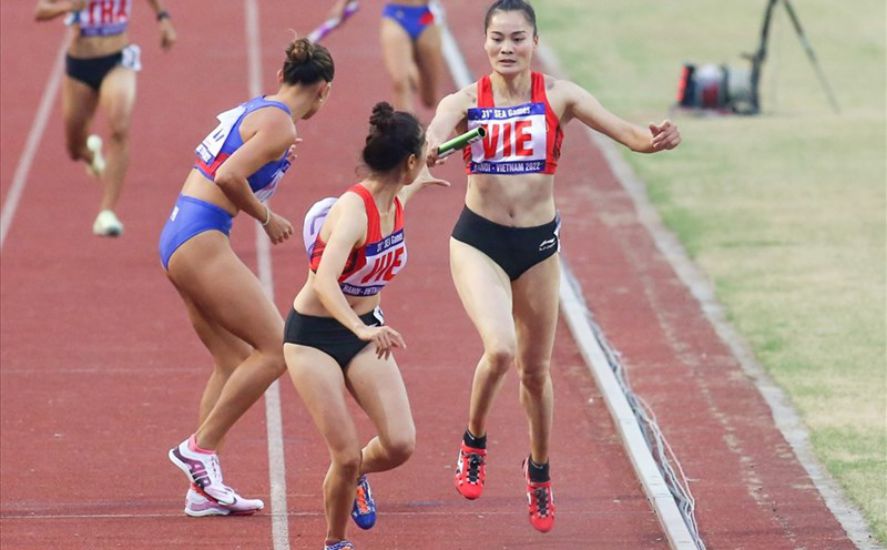 여자 4x400m 계주가 베트남 육상 대표팀의 주요 종목입니다. 사진: 탄 부