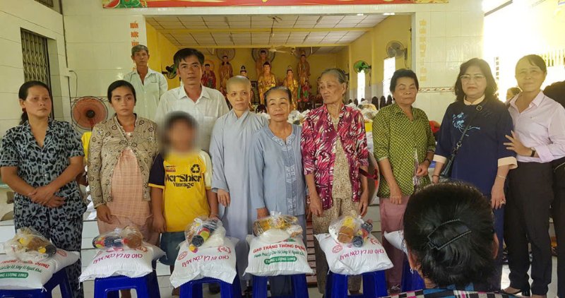 Chùa Phước Thành trao quà Vu Lan cho hộ nghèo, lan tỏa tinh thần nhân ái. Ảnh: Hoàng Lộc