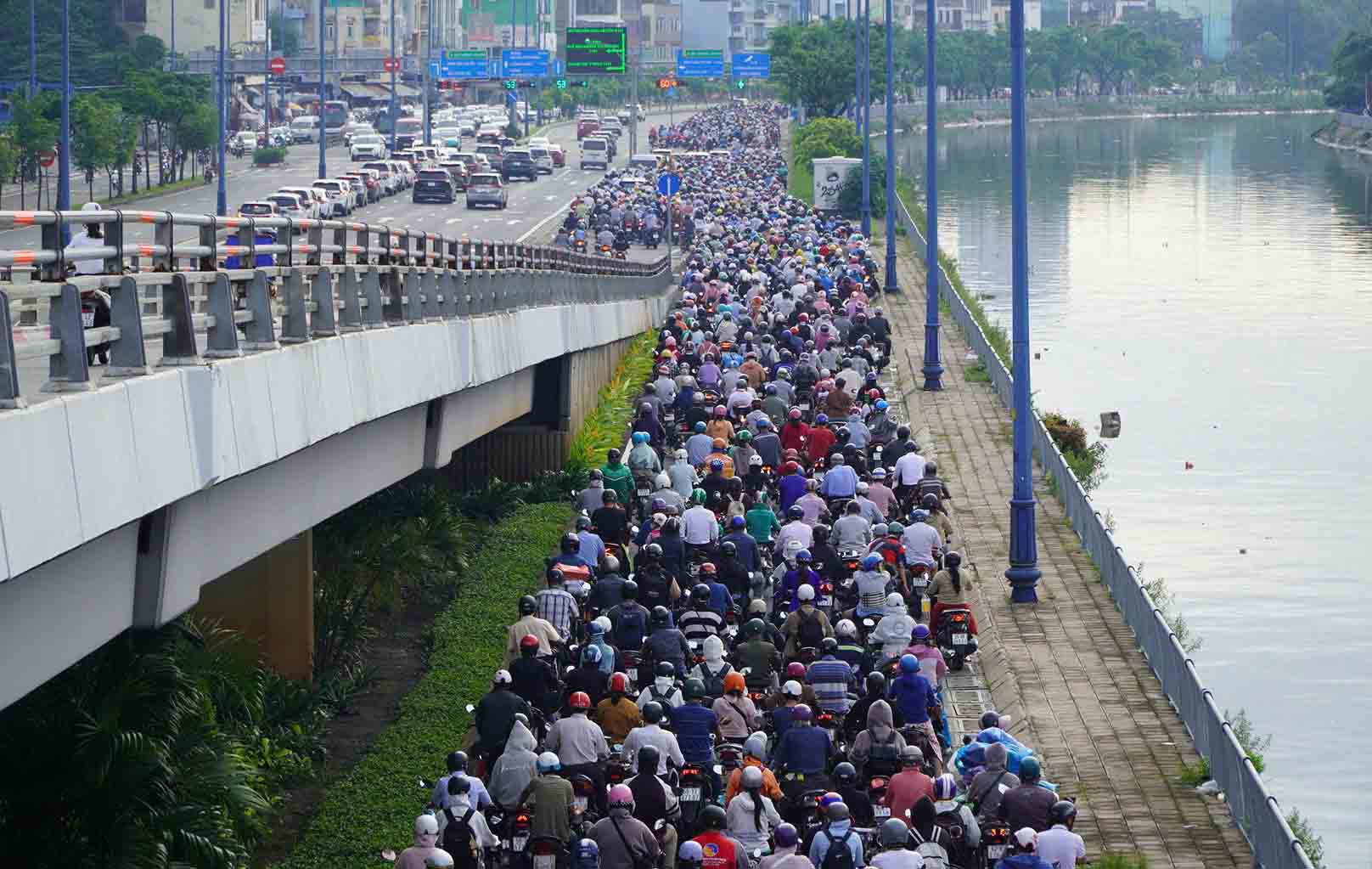 Phuong tien un u tren duong Vo Van Kiet. Anh: Nguyen Chan
