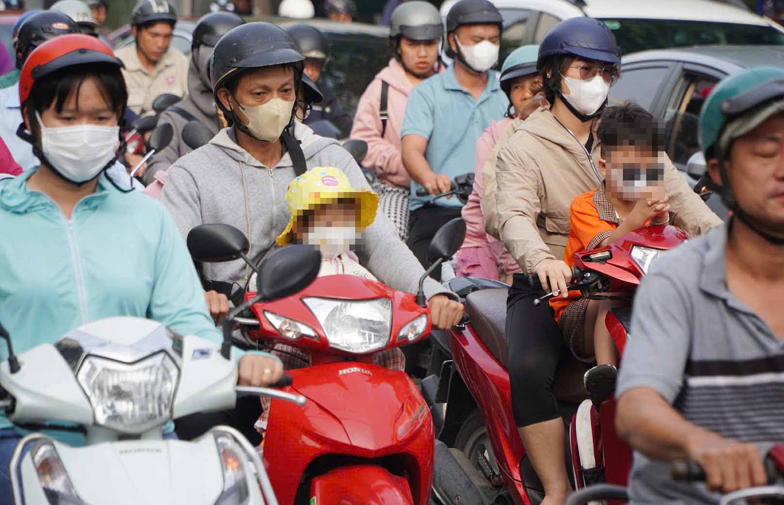 9月8日朝、保護者が生徒を学校に送る。写真:Nguyen Chan