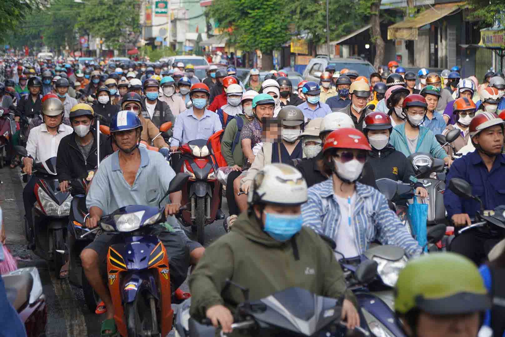 Dong phuong tien dong duc, di chuyen cham tren duong Tung Thien Vuong sang 8.9. Anh: Nguyen Chan