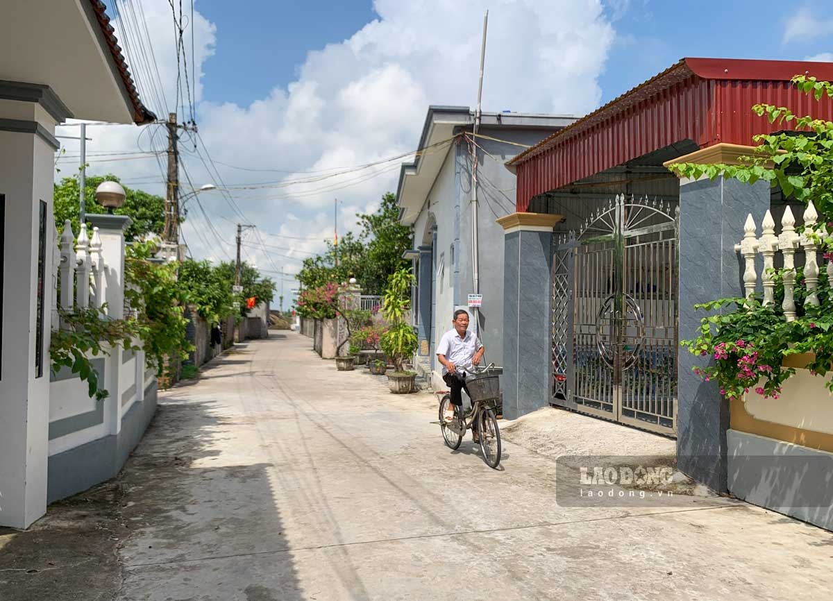 Duong duoc mo rong nho phong trao hien dat o thon Cam Hoa (xa Thai Thuy, tinh Hung Yen). Anh: Luong Ha