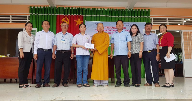 Thượng tọa Thích Mật Tịnh trao học bổng cho học sinh hiếu học xã Lục Sĩ Thành. Ảnh: Hoàng Lộc