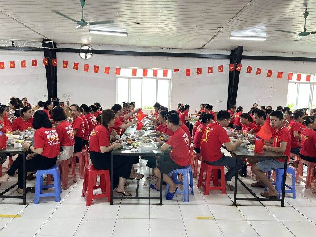 Le syndicat de base de la societe a responsabilite limitee PS Vina organise un 'dejeuner syndical' pour 1 288 travailleurs. Photo : Syndicat de Hung Yen