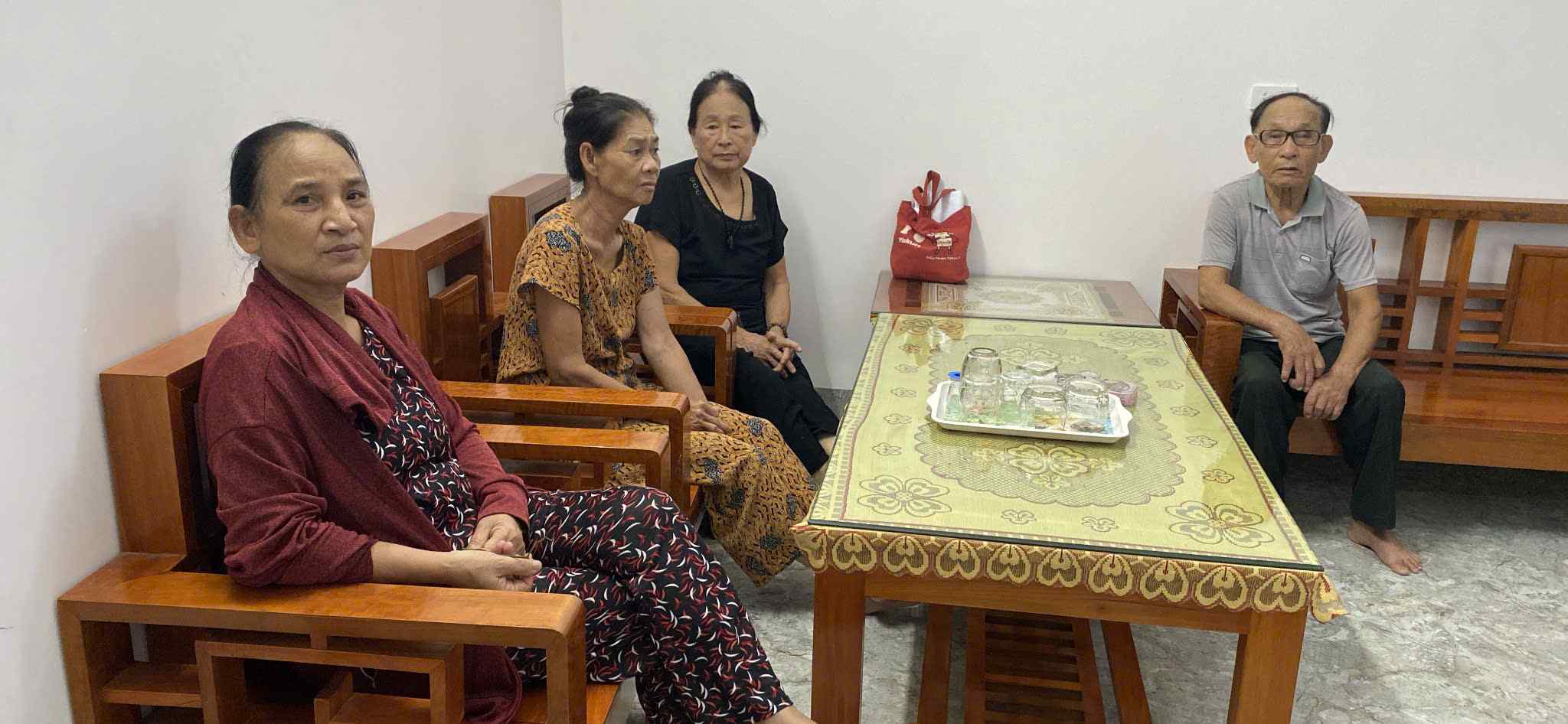 Nhiều người cùng rơi vào tình cảnh nhà đất bị chuyển nhượng sang tên hoặc bị cầm cố sau khi cho vợ chồng ông Quân - bà Thùy mượn sổ đỏ. Ảnh: Quang Đại