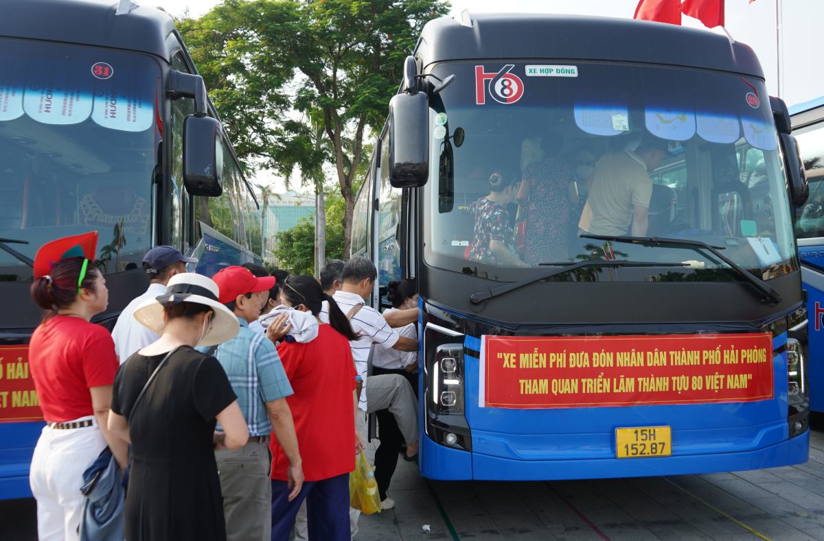Nguoi dan phan khoi len chuyen xe tham quan trien lam A80. Ảnh: Mai Dung