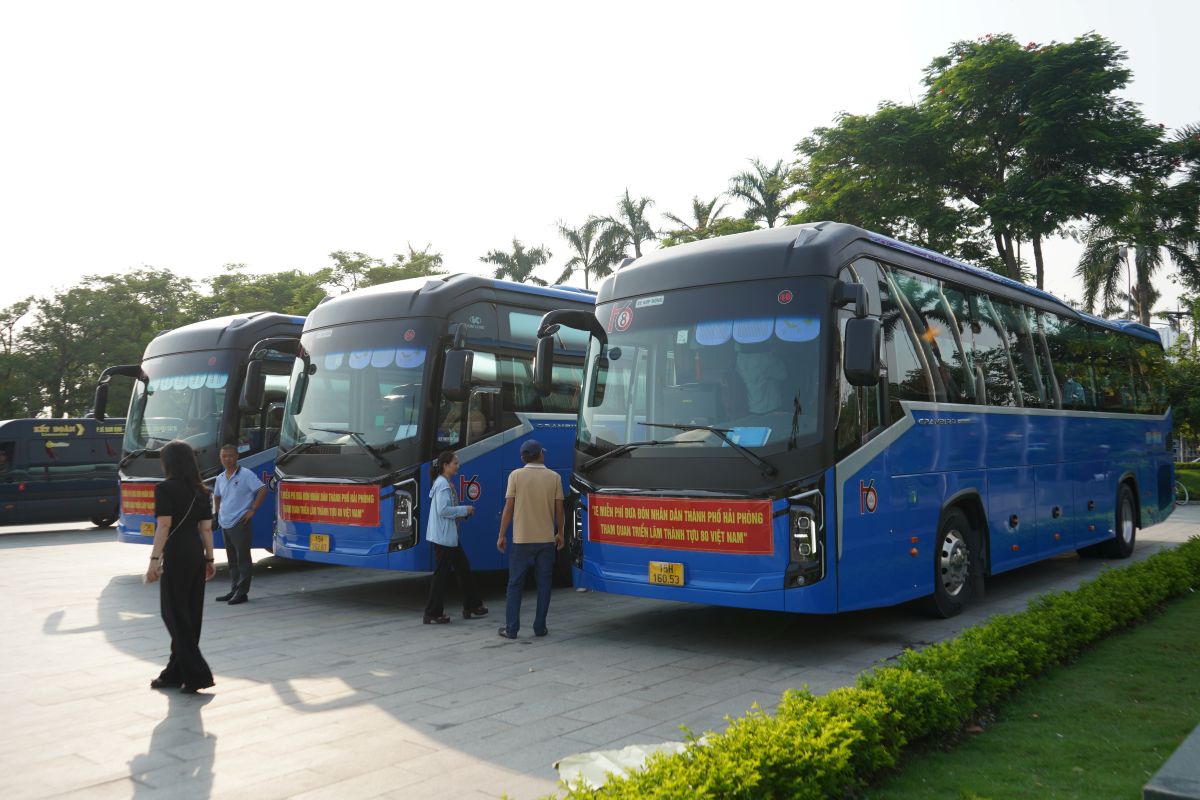 Den 7h30, cac xe dua don nhan dan tham quan trien lam tai diem tap ket Cung van hoa Lao dong huu nghi Viet Tiep da gan kin cho. Ảnh: Mai Dung