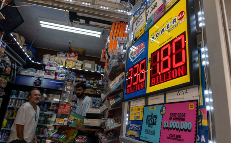 A newspaper stall in Manhattan (USA) advertised the latest Powerball challenge, worth 1.8 billion USD. Photo: AFP