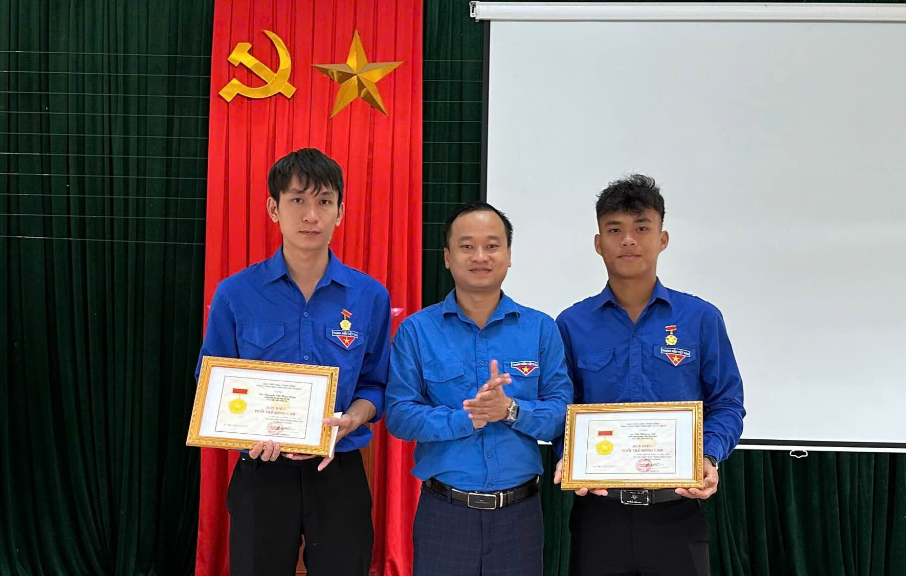 Entrega del titulo de Jovenes valientes a 2 jovenes en Quang Tri. Foto: Tinh doan Quang Tri