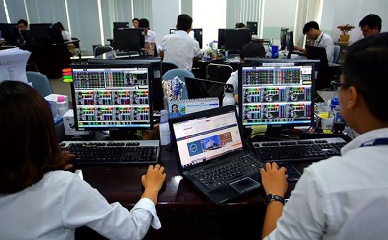 Investors holding a fund certificate open for 2 years can be exempted from tax. Photo: Le Toan
