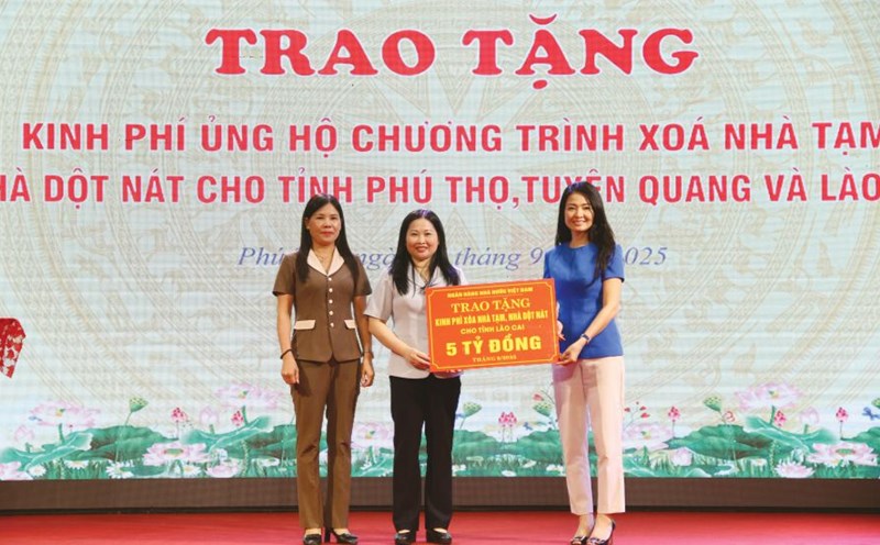 Ms. Nguyen Khanh Chi - Permanent Vice President of the Vietnam State Bank Trade Union presented financial support to Lao Cai province. Photo: Tran Minh